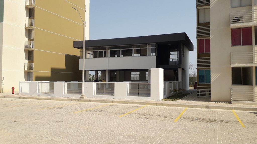 BSJ CONTRUCCIONES — Instalación de la estructura metálica de la cubierta de la garita de acceso y del salón social de la…